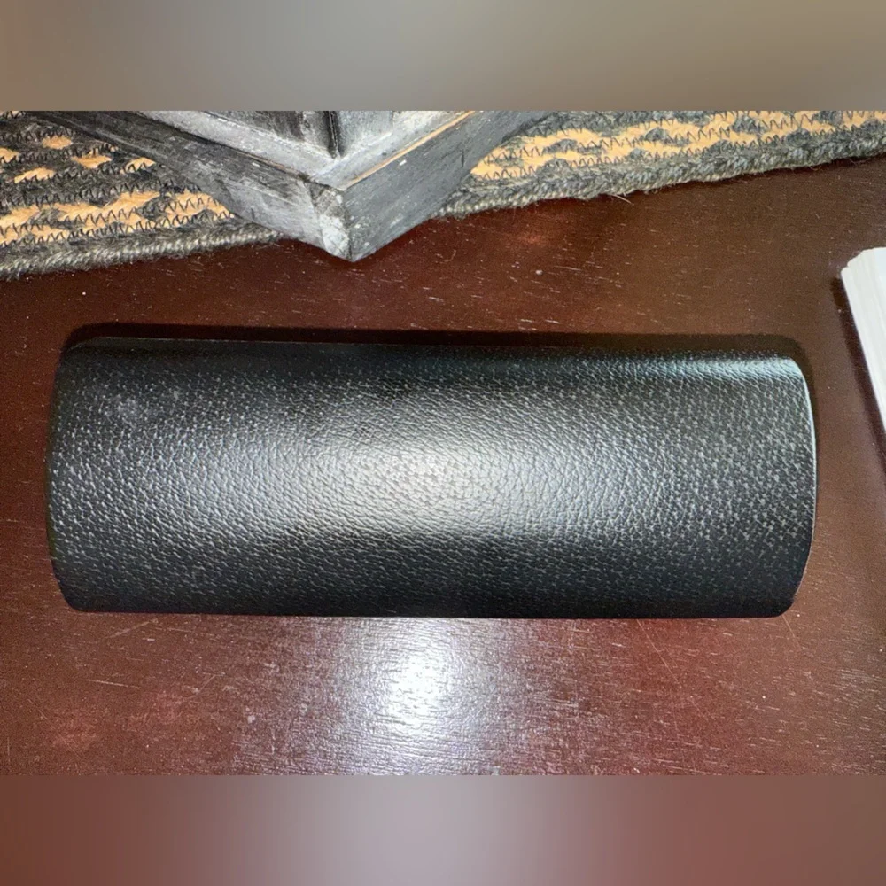 Burberry sunglasses case - Picture 2 of 5